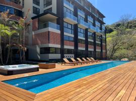 BEE Suites Santa Ana - San Jose，位于圣何塞的酒店