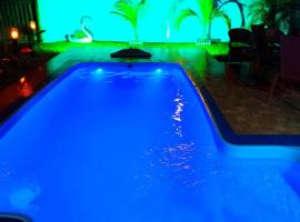 Chácara alto padrão com piscina 4 quartos 3 banheiros，位于普雷图河畔圣若泽的酒店