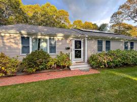 Charming Family Retreat with Private Hot Tub & Firepit Near Cape Cod Beaches, Barnstable MA，位于巴恩斯特布尔的酒店