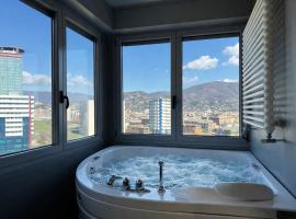 Panoramic Penthouse Brescia - Jacuzzi - Private Parking，位于布雷西亚的酒店