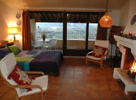 Loft con chimenea y terraza con vistas，位于Montsonis的度假短租房