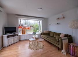 Gezellig chalet met 2 slaapkamers en zicht op het water，位于Erm的酒店