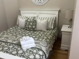 Dernvale House - Double Room - sleeps 2