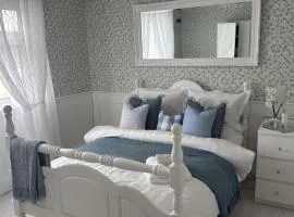Dernvale House -Double Room sleeps 2