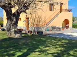 IL CUORE DEL CONERO - CASALE CON PISCINA, Natura e Relax，位于卡梅拉诺的酒店