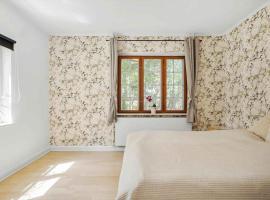 Bright Modern Holiday Home Near Hindemae，位于Ullerslev的酒店