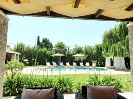 Villa Black White Dassia，位于达西亚的酒店