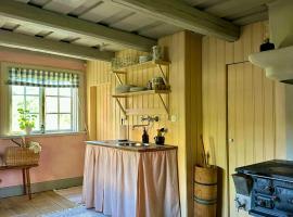 Historic Vicarage With Wood-Burning Stove，位于埃斯基尔斯蒂纳的酒店