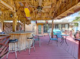 Sunroom & Spacious Yard! Family Gem in Orange Park，位于橘园的酒店