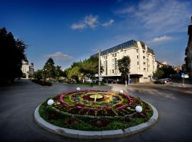 五号广场酒店，位于特尔古穆列什的带按摩浴缸的酒店