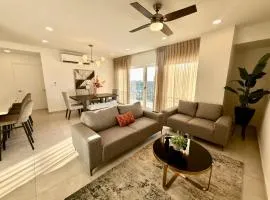 Spacious Central Apartment, Pool & Gym, Group Friendly