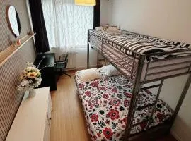 Chambre 3 personnes avec salle de bain privée proche Gare du Midi