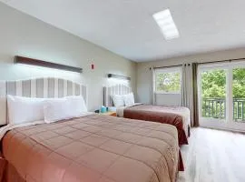 Relaxing Studio Sleeps 4 Near Golf & Douglas Lake