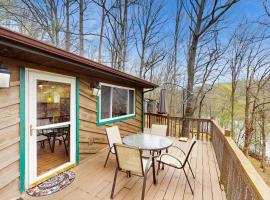 Cozy Lake Duplex Sleeps 5 Games Dog-friendly，位于Caryville的酒店