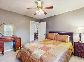 Cozy Lake Duplex Sleeps 5 Games Dog-friendly