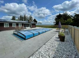 Holiday Home With Pool And Fjord Views On Lundø，位于霍伊斯莱乌的酒店