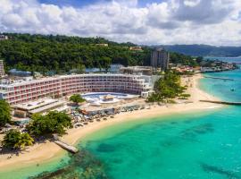 Grand Decameron Cornwall Beach, A Trademark All-Inclusive Resort，位于桑斯特国际机场 - MBJ附近的酒店