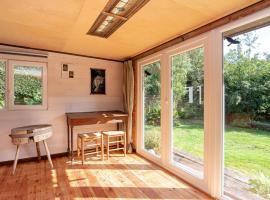 Cosy cottage in a wooded area，位于Wingene的酒店