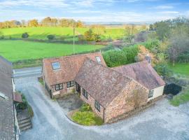 4 Bed in Nether Stowey oc-c30195，位于Dodington的酒店