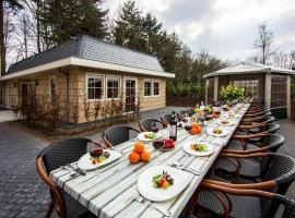 Designed home with bedstead, surrounded by forest，位于德布尔特的酒店