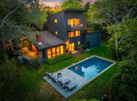 Bellport Park - Pool, Fire Pit & Balcony，位于Bellport的酒店