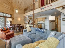 4-Season Recreation: Secluded Pike River Cabin，位于Tower的酒店