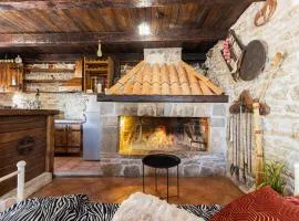 Old Oak Villa-house with Private Heated Pool, Authentic Tavern & BBQ