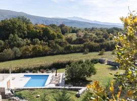 Old Oak Villa-house with Private Pool, Authentic Tavern & BBQ