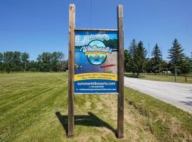 Whitewater Cottage & RV Resort，位于Foresters Falls的酒店