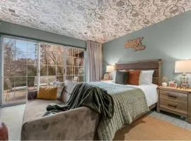 Ozark Oasis - Walk-in Studio w Patio, Pets OK!