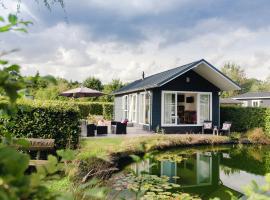 Beautiful chalet in a holiday park by a pond，位于莱森的酒店