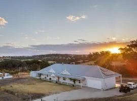 Rolling Hills Estate - Off grid Luxury