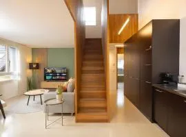 STAYY WarmWood Maisonette Family and Business Suite - Cozy Apartment with 24h Self Check-in - free Parking - Wifi - Kitchen - Laundry - 25' City Center