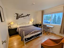 Private Room in Shared Family Home，位于斯阔米什的酒店