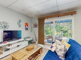 Cozy coastal condo with shared pool close to the beach and shopping