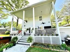 531 Massive lakefront home with HOT TUB