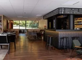 四季里尔机场酒店