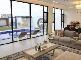 Enjoy a relaxing and memorable stay at Rose Chalet，位于Ma‘āmīr的酒店