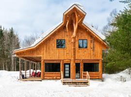 Spa & Near the Lake - Chalet de L'Artisant，位于Brownsburg的酒店