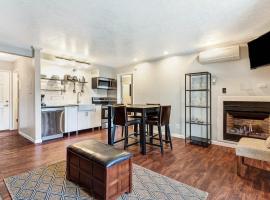 Top Floor Condo near Downtown & Deschutes River，位于本德的酒店