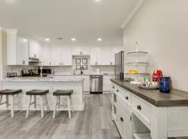 Dine, Shop & Play: Kenner Home w/ Patio & Yard!