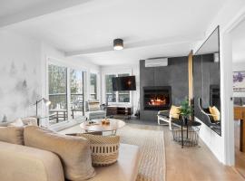 Chic Mt-Tremblant Condo with View on the Lake by Denstays，位于蒙特朗布朗的酒店
