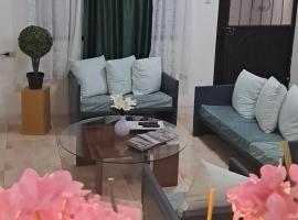 Versátil apartamento familiar o de trabajo, cerca del Río y Centro Colonial，位于Gualaceo的酒店