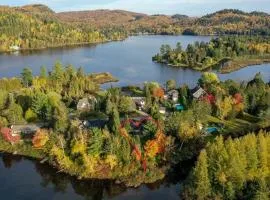 Tranquil lakeside chalet with spa - bike, hike, golf