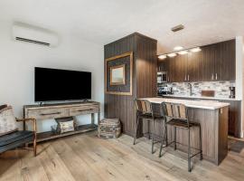 Top Floor Pioneer Park Condo near Downtown，位于本德的酒店