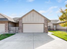 Beautiful 3 bed 2 bath property with 2 car garage，位于威奇托的酒店