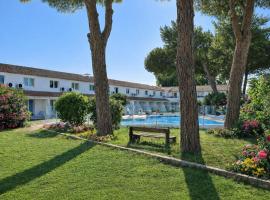 Artemia Aigues-Mortes - Hôtel avec piscine - Bornes électriques - Parking privé - Local vélo-moto，位于艾格-莫尔特的酒店