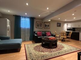 2 Bedroom 1 Bathroom Basement Suite，位于多伦多的酒店