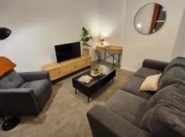 Sleek 1 Bed Flat near Warwick Castle with Parking