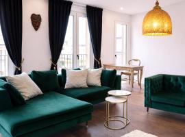 Before requesting, read the host profile at the bottom of page # City Centre Roof Terrace Penthouse with Parking，位于慕尼黑的酒店